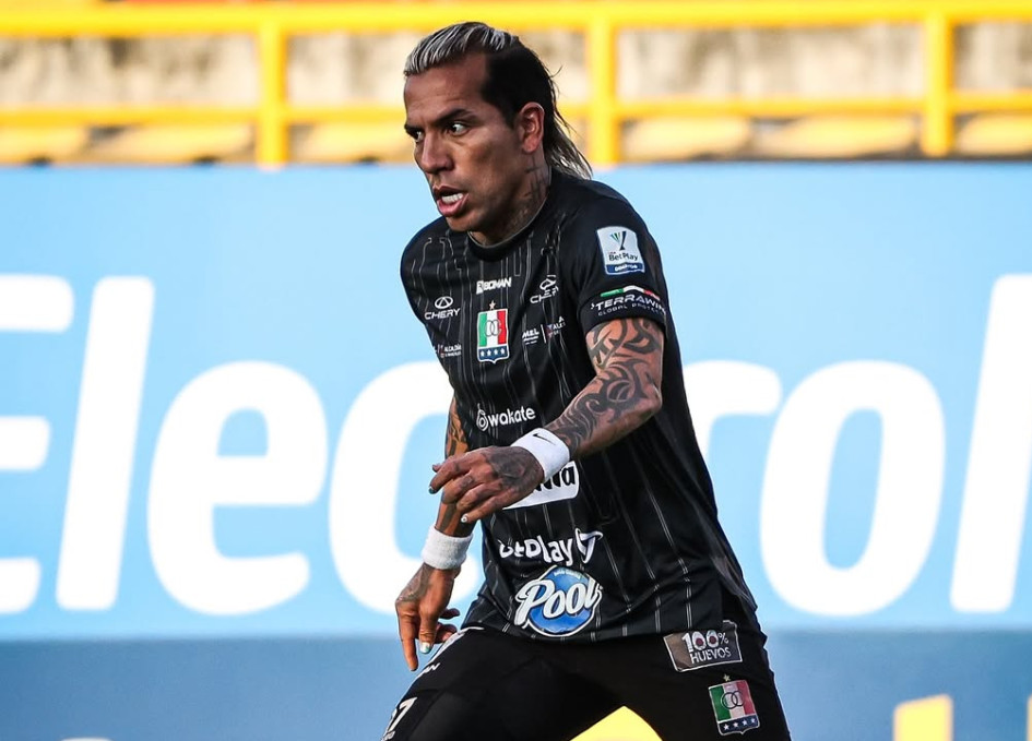 Dayro Moreno, goleador del Once Caldas, en el partido ante Fortaleza. El delantero llegó a 365 goles en su carrera y 251 por Liga.