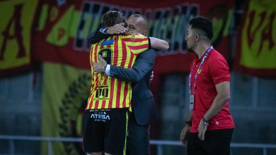 Dudamel abraza a Merheg después del primer gol del delantero