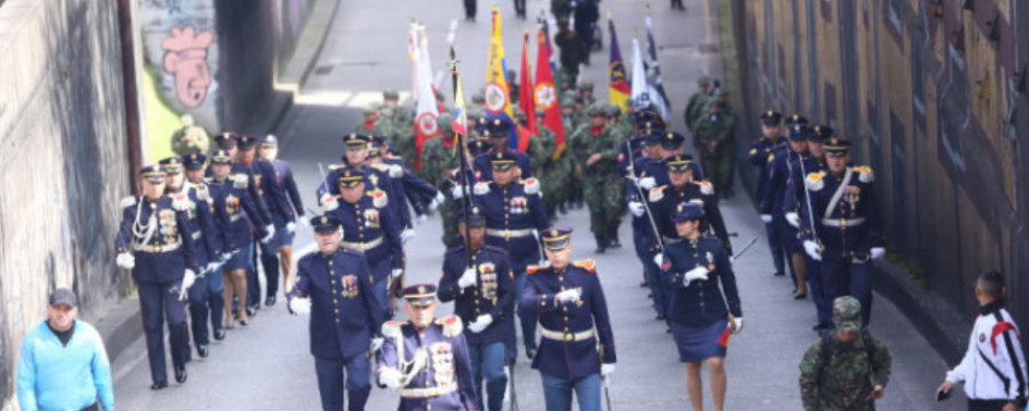 En el eventos desfila toda la Fuerza Pública y el público aprovecha para tomar fotos de la celebración. 