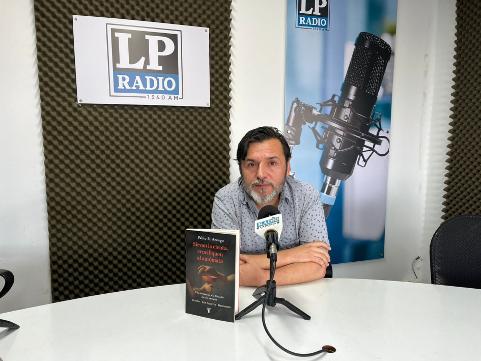  El docente y escritor Pablo Rolando Arango, autor de Sirvan la cicuta, crucifiquen al autómata.