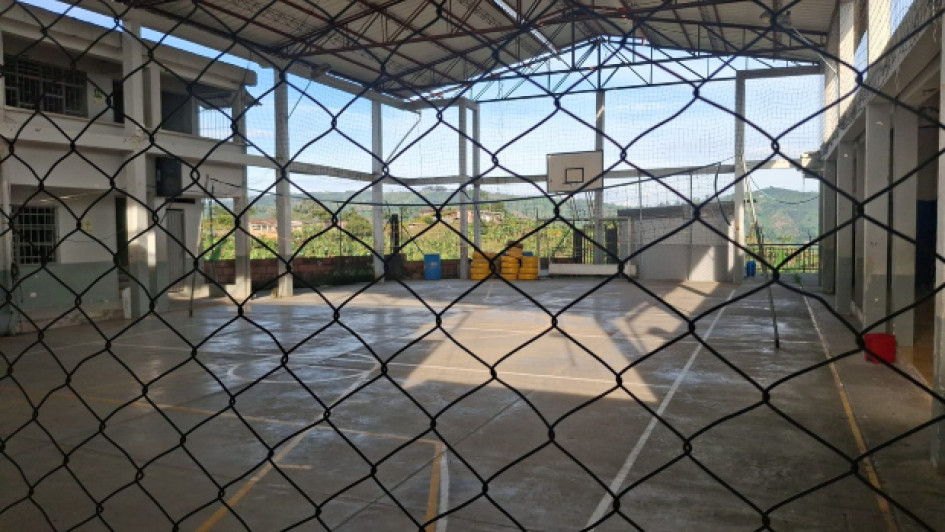 En el colegio El Trébol, en zona rural de Chinchiná, las clases están interrumpidas este martes 8 de julio. Padres d