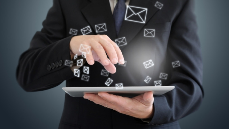 Hombre sosteniendo una tablet con simbolos de cartas