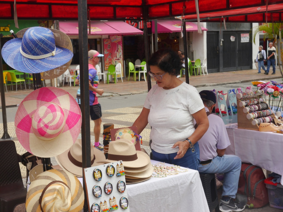 Exhiben claves para emprender: seis comerciantes de Chinchiná revelan las lecciones que han aprendido como emprendedores. Invitan a perseverar. En la foto, María Melva Aguirre, tejedora de sombrero aguadeño, quien asegura que las ganas compensan la falta de capital.