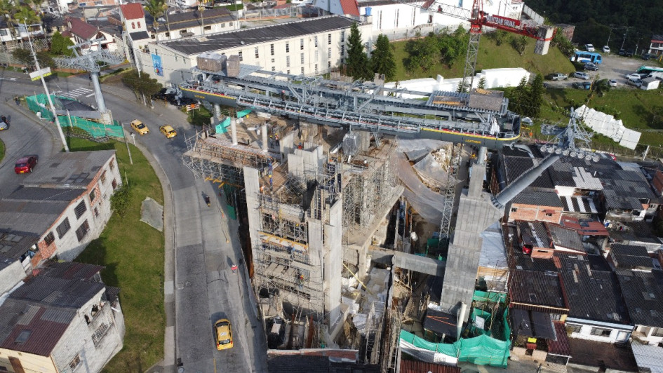 La estación Fátima es la que más inconvenientes ha tenido para ser construida en el proyecto de la línea 3 del cable aéreo de Manizales. Sería la última en ser entregada. En la foto, la obra en julio de este 2025, días antes de que se empezara a instalar el techo.