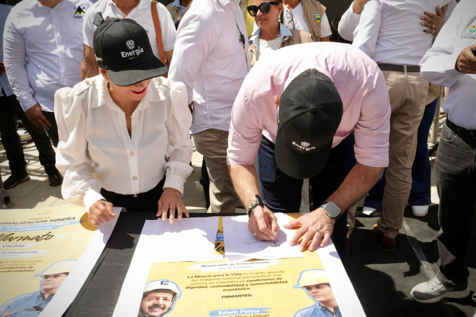Promesa a cielo abierto. El Ministerio de Minas y Energía prometió beneficiar a cerca de 3 mil familias de Marmato con ayuda de la empresa Aris Mining, que cedió 100 títulos de minería en el cerro El Burro para formalizar a mineros de la zona. El ministro Edwin Palma también presentó el Sistema Nacional de Seguridad Minera.