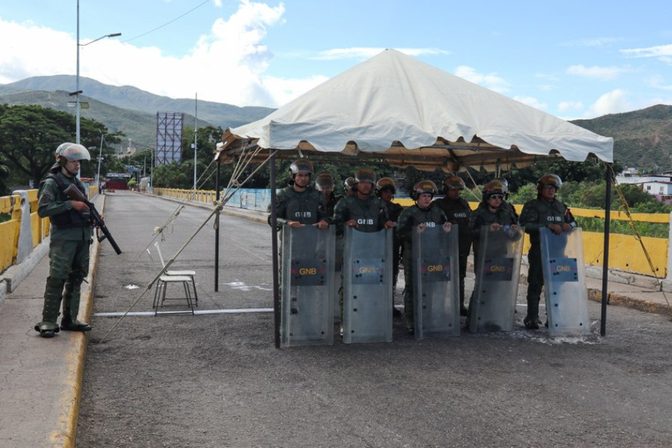 Integrantes de la Guardia Nacional Bolivariana (GNB) de Venezuela vigilan sobre el puente Internacional Simón Bolívar este sábado, en La Parada (Colombia).
