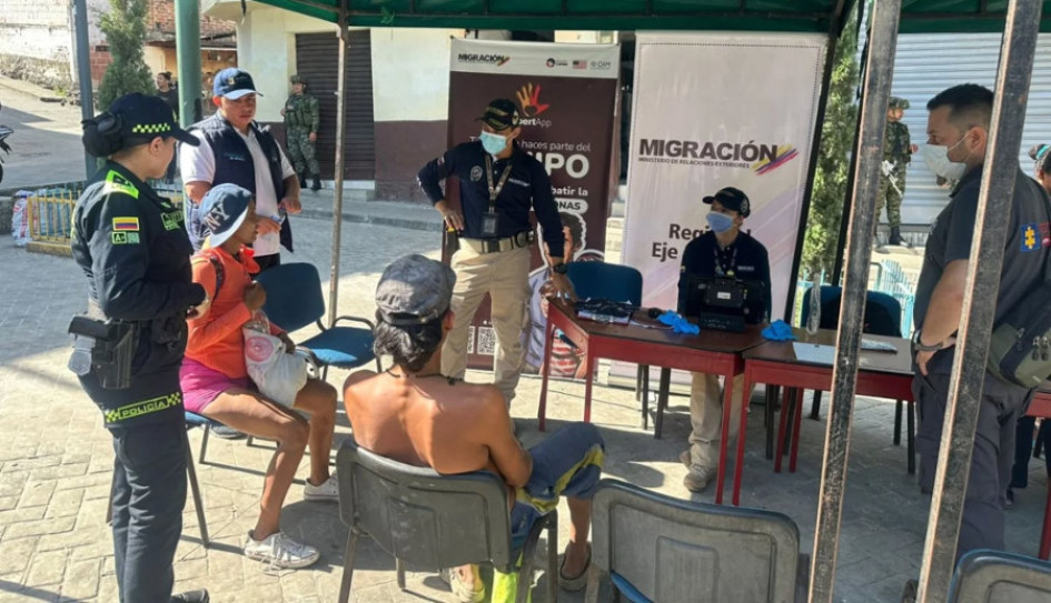 Los habitantes de calle son reunidos por las autoridades en Palestina para censarlos, verificar sus antecedentes y recibir servicios de aseo personal.