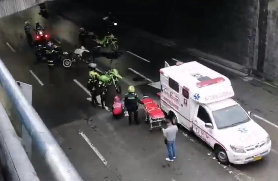 El Grupo Especial de Rescate atendió al ciudadano que cayó desde un puente en la Plaza Alfonso López, de Manizales.