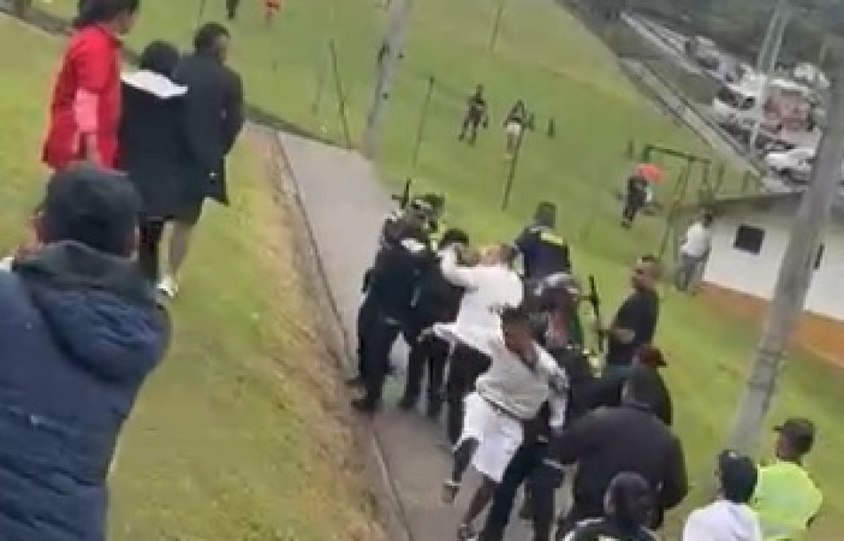 Una herida en el cuello fue mortal para la pequeña, de 2 años. La comunidad intentó agredir a la mujer y se enfrentó con la Policía.