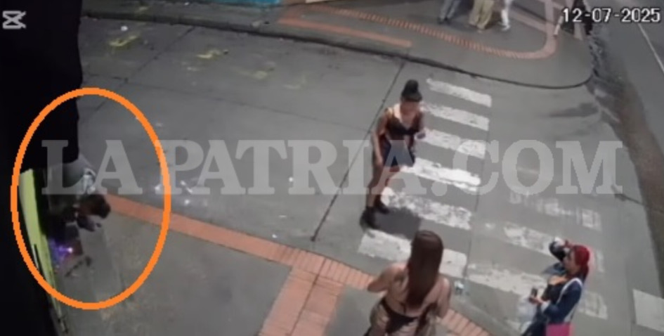 El incendio se originó en la noche del sábado, en el sector de la Galería de Manizales.