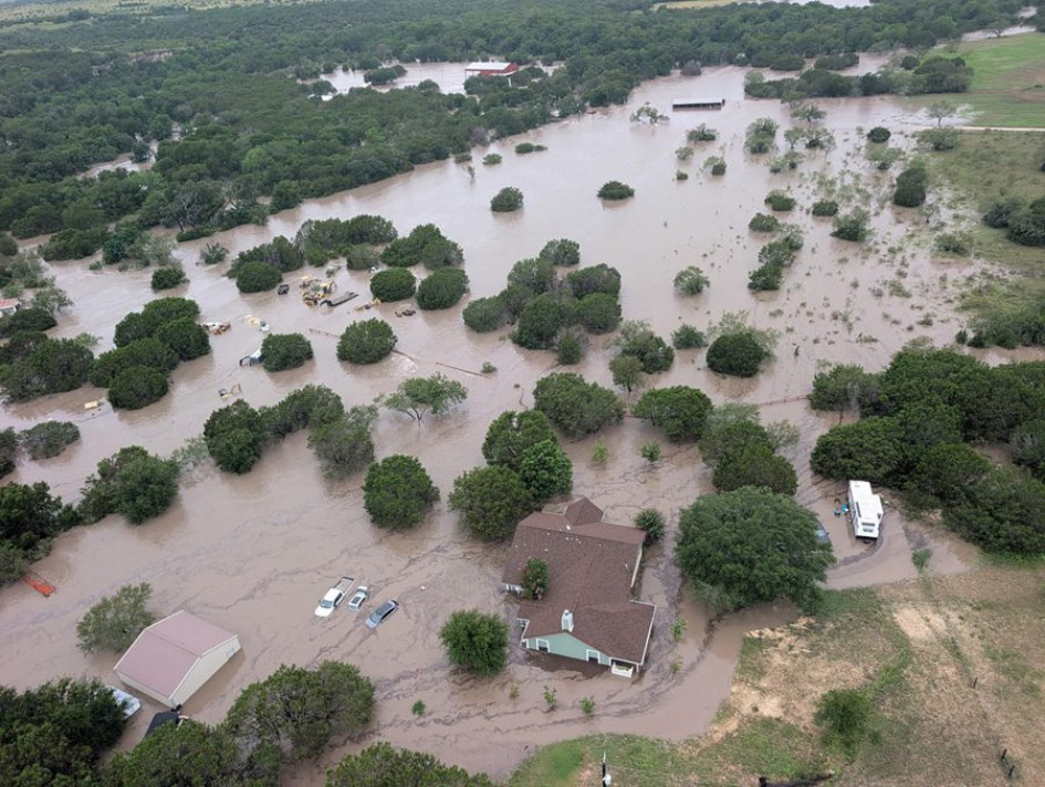 Fotografía cedida por la Guardia Costera de los Estados Unidos que muestra una inundación este sábado, en el área de Kerrville, Texas (EE.UU.).