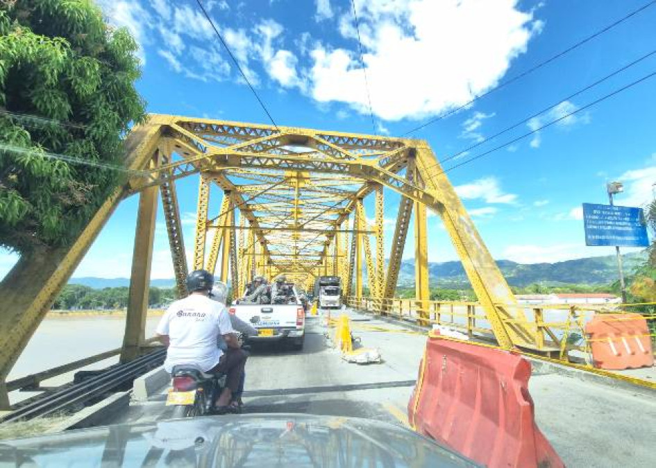 El puente de Ferroatlántico comenzó operaciones hace cerca de 60 años. Es crucial en la unión de del centro y el norte de Colombia. Por estos días es sometido a reparaciones, lo que obliga a restricciones en el paso de vehículos y de peatones.