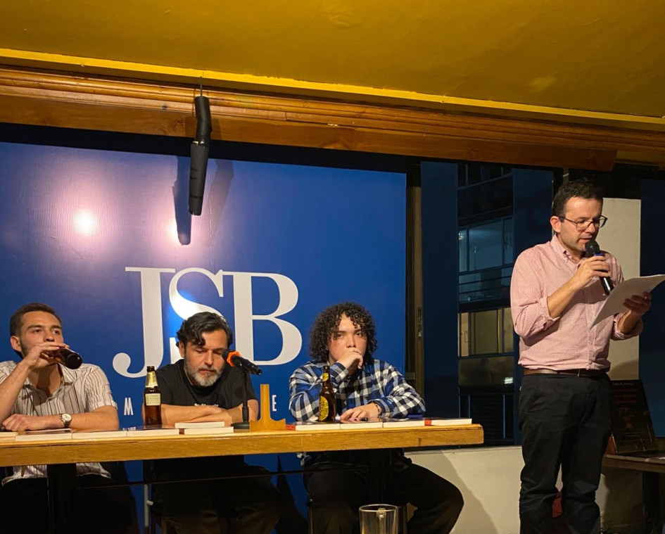 De izquierda a derecha: Samuel Loaiza, Pablo Rolando, Santiago García y Tomás Rubio en el lanzamiento del libro Sirvan la cicuta, crucifiquen al autómata en Manizales 