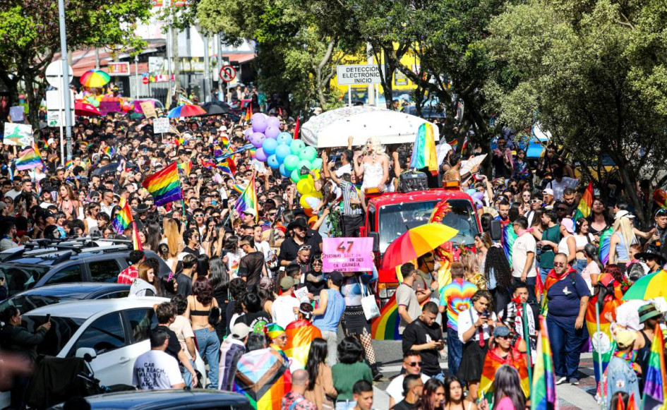 La marcha de la comunidad LGBTIQ+ se realizó este sábado por la avenida Santander de Manizales.