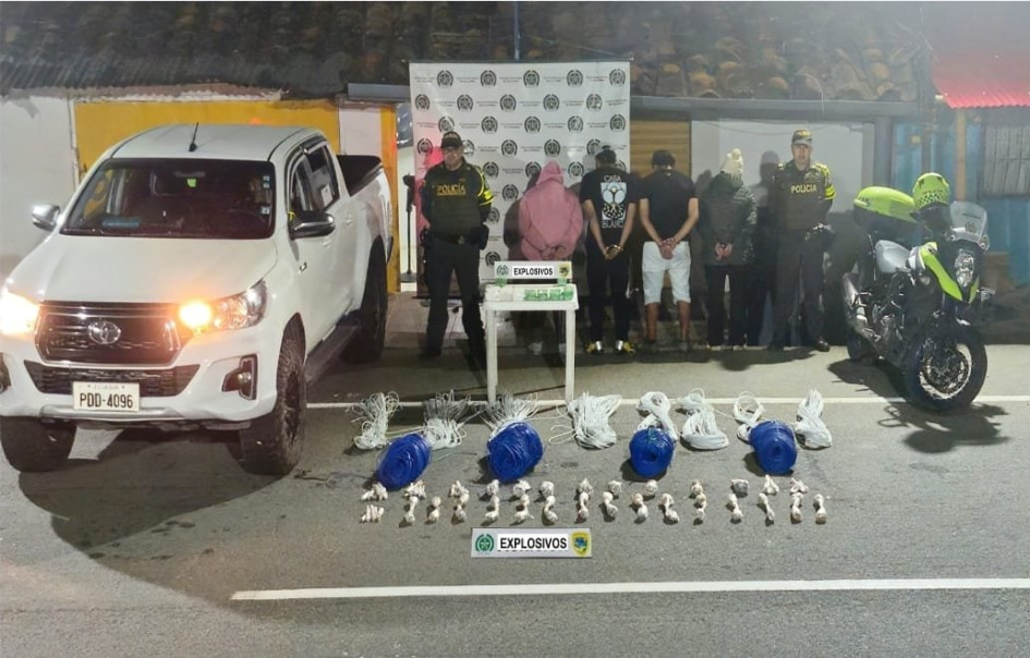 En vías del Eje Cafetero incautaron detonadores, cordón detonante y tres teléfonos celulares en un vehículo particular que se movilizaba desde el sur del país 