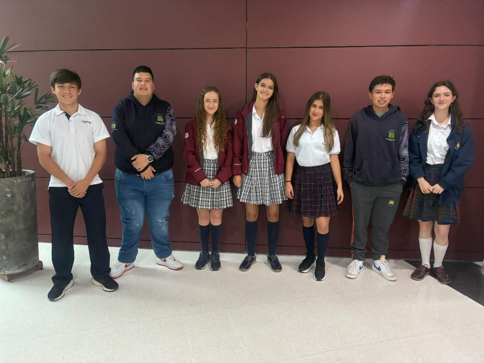 Sofía López Mejía, Isabella Coronado, Nicoll Ceballos Cardona, Jerónino Henao Caro y Mariana Ramírez Cardona, becados en la Universidad Autónoma de Manizales.