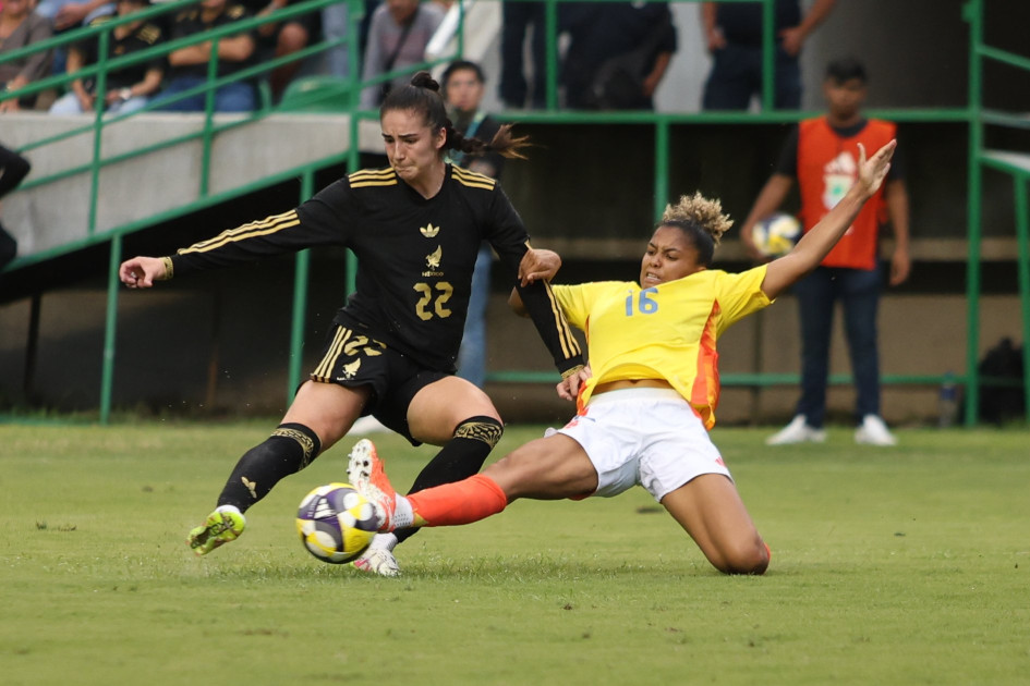 Diana Ordoñéz, de México, disputa el balón con Jorelyn Daniela Carabalí, de Colombia.