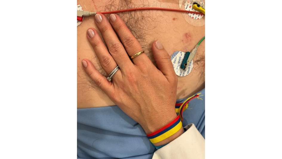 El mensaje estuvo acompañado de una foto de la mano de María Claudia Tarazona sobre el pecho de su esposo, el senador Miguel Uribe Turbay.