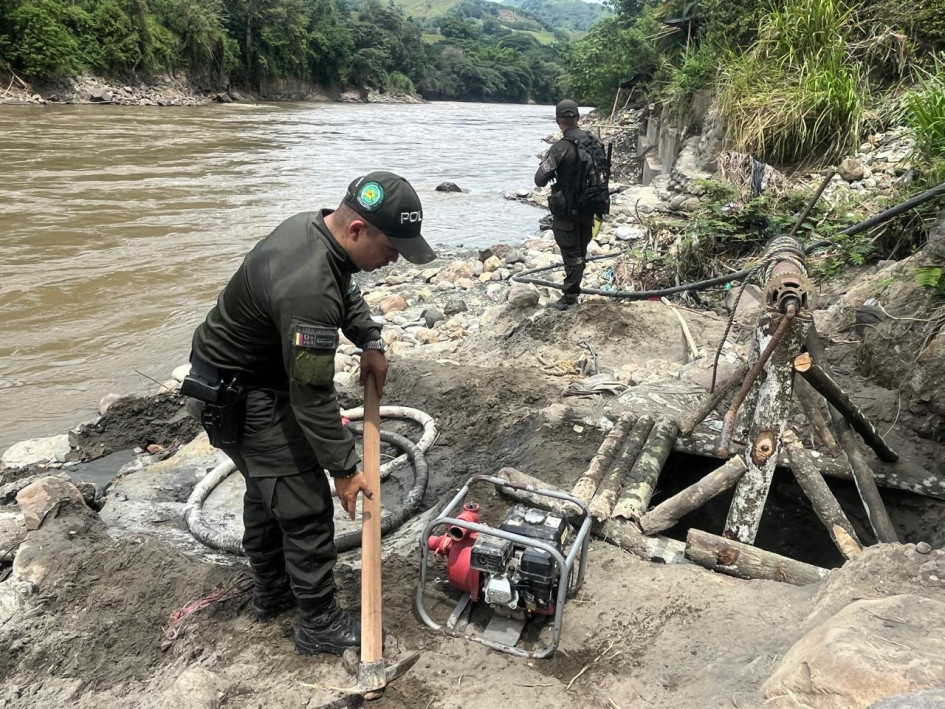 En el operativo, las autoridades sellaron ocho puntos de extracción, ubicados al lado del río Cauca.