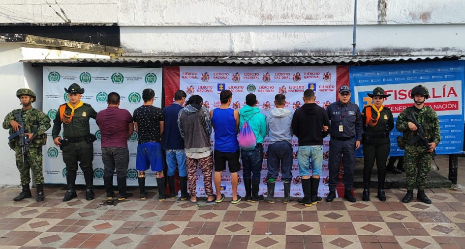 Los mineros ilegales acudían a peligrosas prácticas para extraer material del río Cauca.