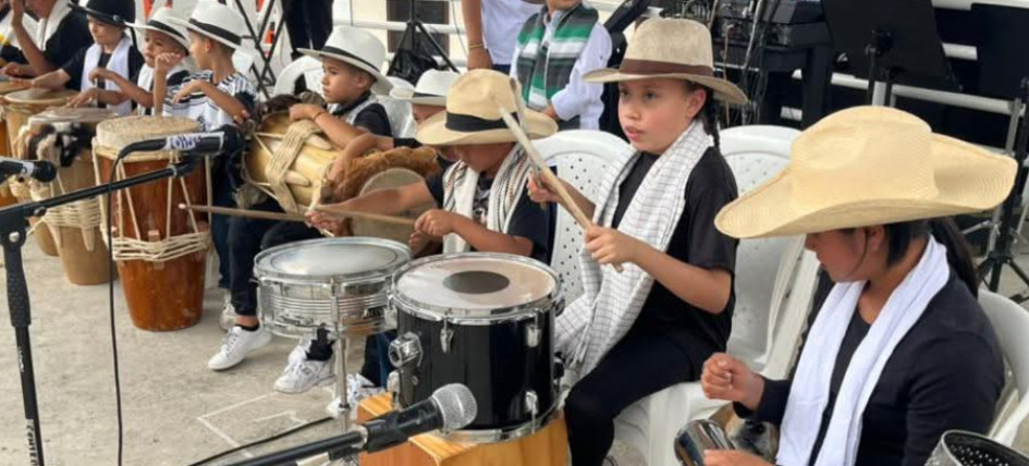 Los niños no solo cantaron, sino que interpretaron instrumentos.