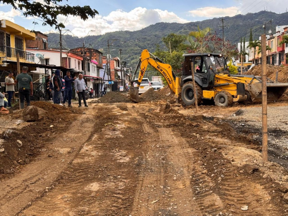 La obra, que abarca 1.880 metros cuadrados de capa asfáltica, busca superar una problemática histórica de movilidad, inseguridad e incomunicación de la comuna 9