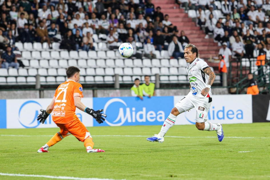 Dayro Moreno en la jugada que intentó definirle por encima al portero de San Antonio Bulo Bulo en la Copa Sudamericana. La pelota pegó en el horizontal, pero el delantero estaba en fuera de lugar. El cuidapalos le reclamó al goleador por la definición.