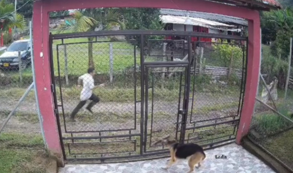 El hombre persiguió a la menor por la vereda.