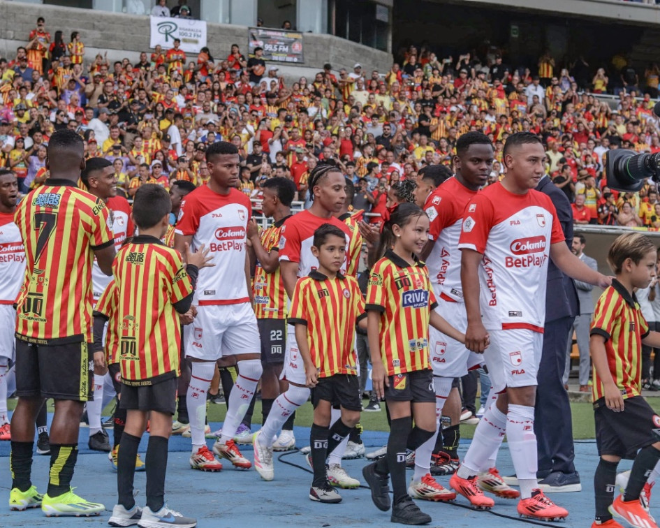 Deportivo Pereira le hizo calle de honor a Independiente Santa Fe como vigente campeón del fútbol colombiano.