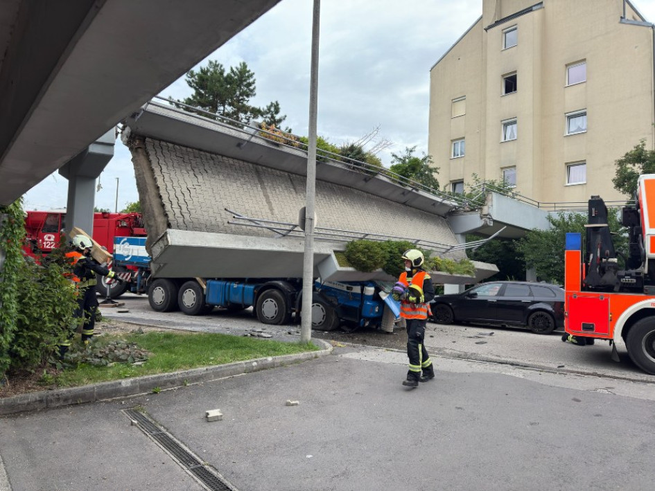 La colisión habría ocasionado el derrumbe del puente peatonal en la ciudad de Linz, en el norte de Austria.
