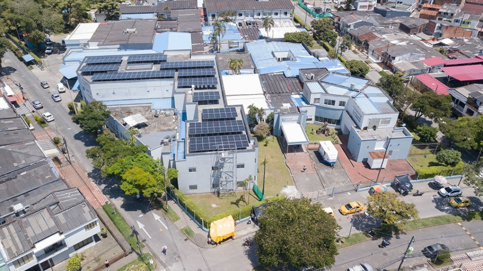 El Hospital Santa Mónica de Dosquebradas avanza hacia la transición energética instalando 198 paneles solares en su sede principal. 