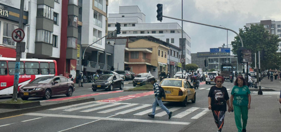 Los peatones pasan con precaución y cuidado ante el daño de la red semafórica de la ciudad. 