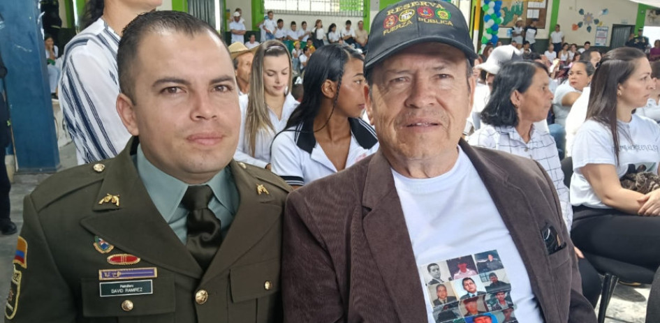 El patrullero David Ramírez quien labora en La Dorada llegó a Arboleda con su padre, Nicolás Ramírez, policía sobreviviente de la toma guerrillera, para acompañarlo en la conmemoración, escuchar los relatos y conocer las duras horas en peligro de muerte que vivió su progenitor hace 25 años. 
