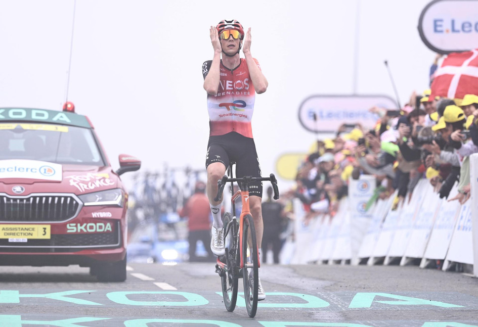 El ciclista neerlandés Thymen Arensman, del equipo INEOS Grenadiers, gana etapa 14 del Tour de Francia, una carrera ciclista de 182,6 km desde Pau hasta Luchon-Superbagneres, Francia, este sábado 19 de julio del 2025.