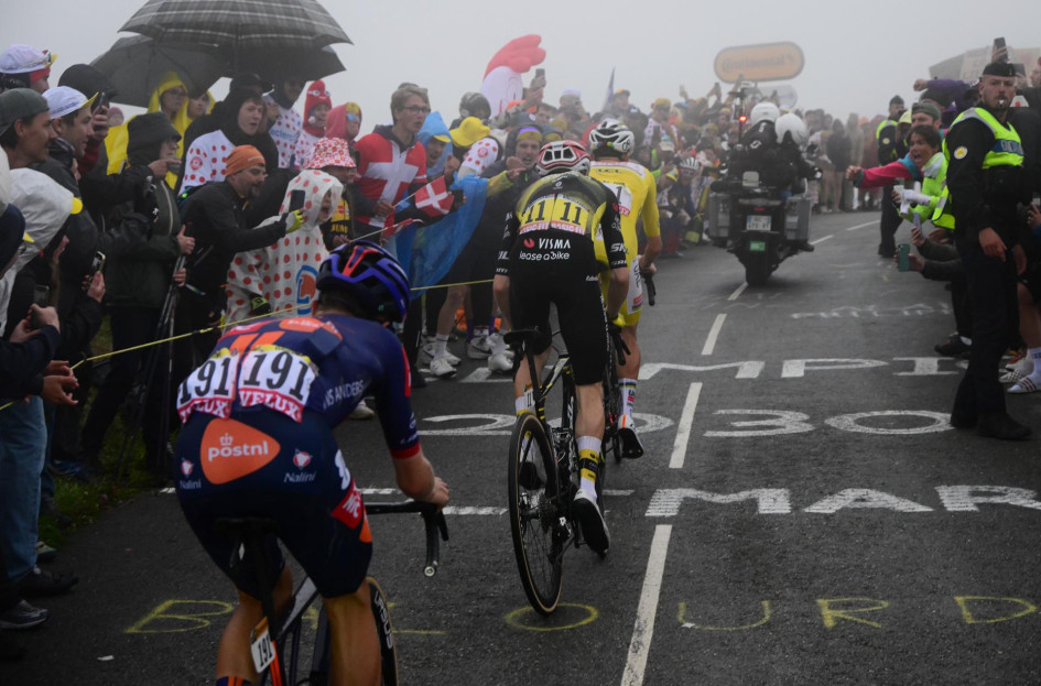 (de adelante hacia atrás) El líder de la general del Maillot Amarillo, el ciclista esloveno Tadej Pogacar del UAE Team Emirates, el ciclista danés Jonas Vingegaard del Team Visma-Lease a Bike y el ciclista británico Oscar Onley del Team Picnic PostNL suben el Col de la Loze durante la etapa 18 del Tour de Francia, una carrera ciclista de 171,5 km de Vif al Col de la Loze, Francia, este jueves 24 de julio del 2025.
