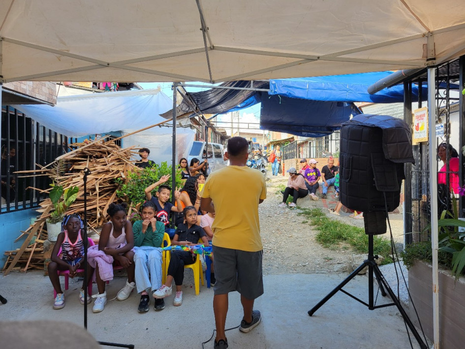 La comunidad de El Remanso se cansó de esperar que les pavimentaran varias calles, por eso decidieron recoger fondos para hacerlo ellos mismos. 
