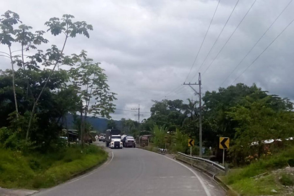 Casi 60 horas estuvo cerrada la vía entre Risaralda y Chocó por un bus de servicio público, que fue atravesado, al parecer con explosivos