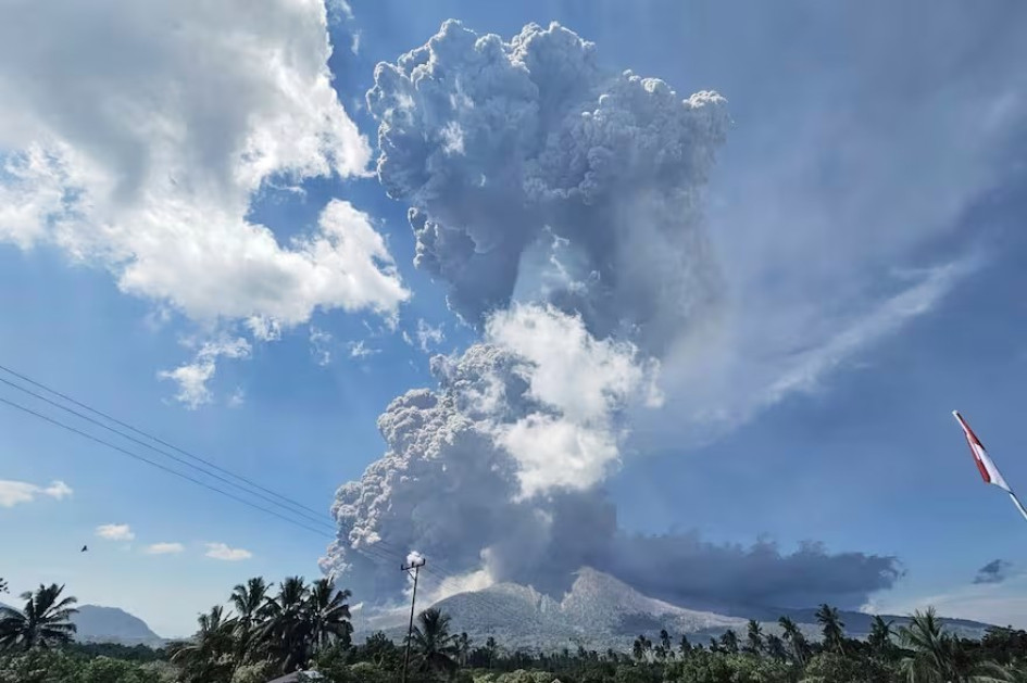 Erupción del volcán Lewotobi Laki-Laki en Indonesia.