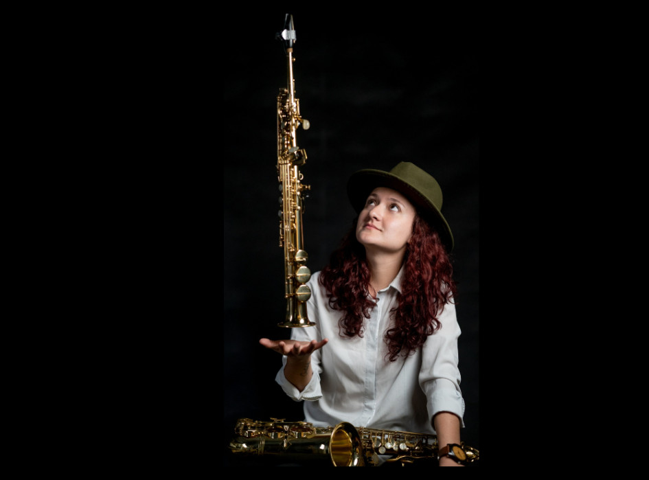 Wendy Giraldo, artista caldense que interpreta el saxofón. 