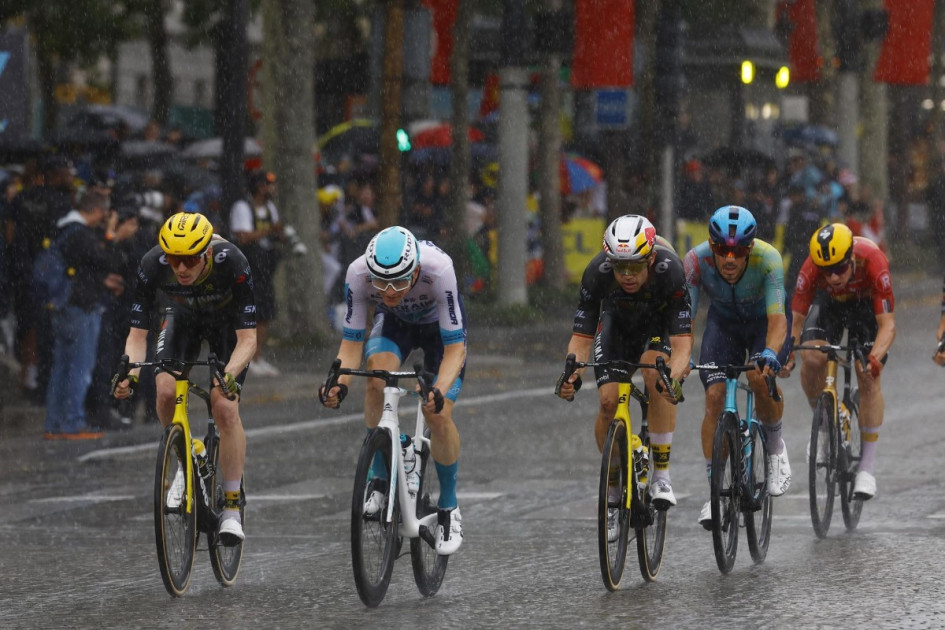 El belga Wout van Aert consiguió un histórico triunfo en los Campos Elíseos, en la última etapa del Tour de Francia de 2025
