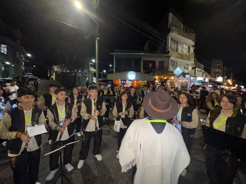 Las agrupaciones, tras su presentación ante el jurado en la Plaza de Robledo, llevaron la fiesta musical a la zona rosa y a otros sectores de Anserma. 