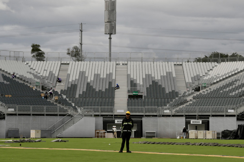 Personas trabajan en la adecuación de las graderías del nuevo centro de eventos Vive Claro, distrito cultural este jueves, en Bogotá (Colombia).