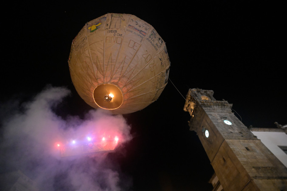 El globo de papel más grande del mundo, en Betanzos (A Coruña), ha vuelto a despegar