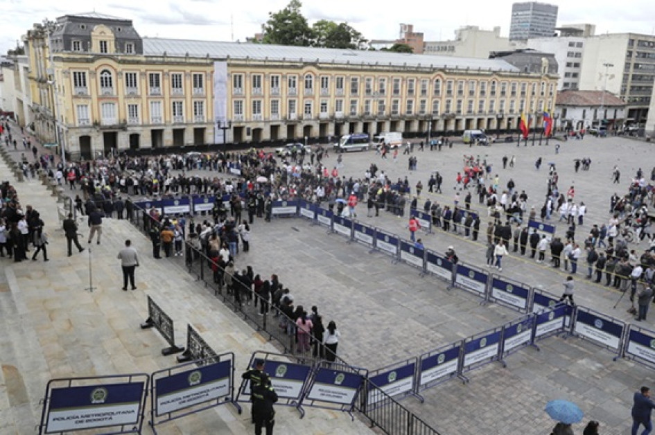 Ciudadanos esperan en una fila para ingresar al Capitolio Nacional y despedir al fallecido senador y precandidato presidencial opositor Miguel Uribe Turbay.