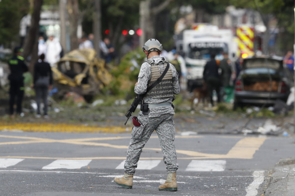 Un integrante de la Fuerza Aérea custodia la zona del atentado tras una explosión en inmediaciones de la Escuela Militar de Aviación Marco Fidel Suárez este jueves, en Cali (Colombia).