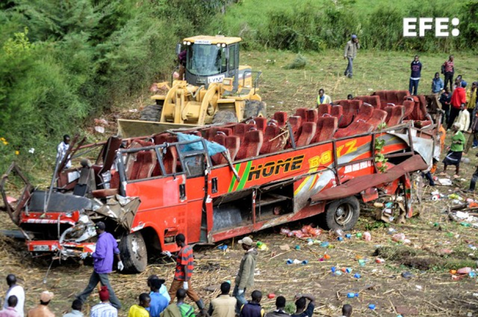 Así quedó el bus en el que iban los pasajeros al funeral. 