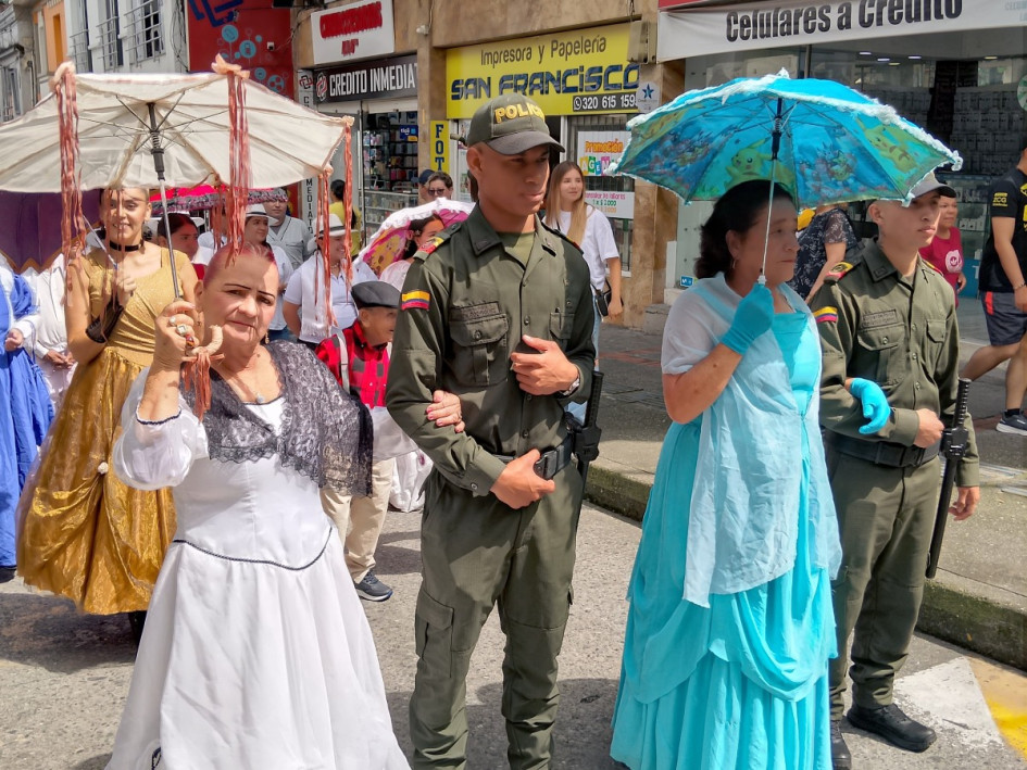Las abuelas candidatas al Reinado de la Sabiduría participaron este viernes por la mañana en el desfile de carrozas que recorrió las calles de este municipio cafetero.