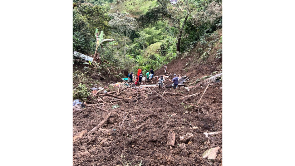 Los derrumbes se llevaron una casa, hay dos fallecidos.