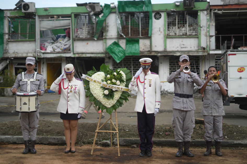 Estudiantes del colegio Militar José Acevedo hacen un minuto de silencio por las víctimas de un atentado, este viernes en Cali.