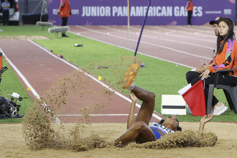 Kellys Madrazo de Cuba compite en la categoría atletismo heptatlón femenino salto de longitud, en los Juegos Panamericanos Junior de Asunción.